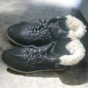 Universal Thread Shoes Womens Size 6 Black Boots Off White Faux Fur Lace…
